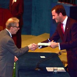 El Rey Felipe entrega a Woody Allen el Premio Príncipe de Asturias de las Artes 2002