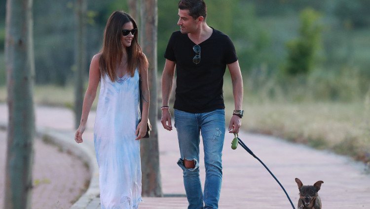 Alexia Rivas y Alfonso Merlos, de paseo con el perro