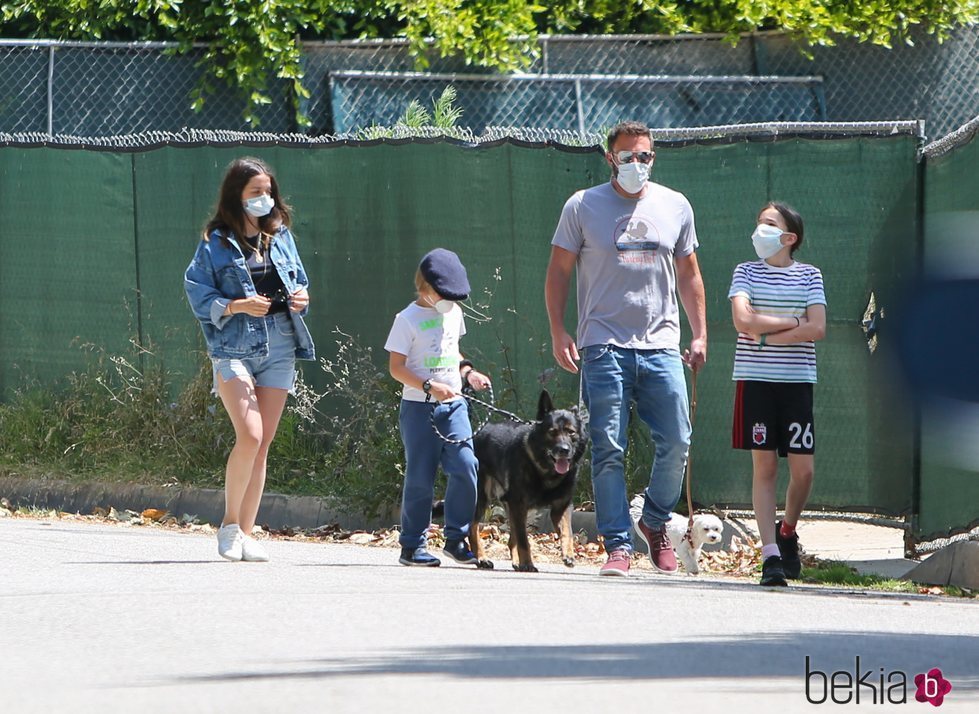 Ana de Armas de paseo con Ben Affleck y sus hijos