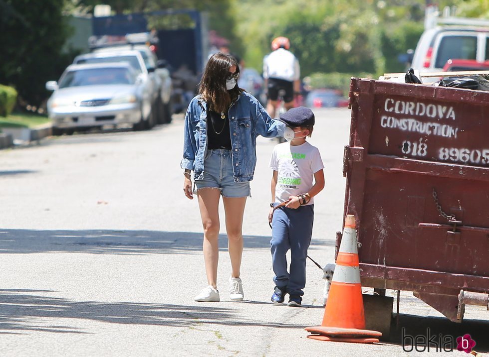 Ana de Armas paseando con un hijo de Ben Affleck