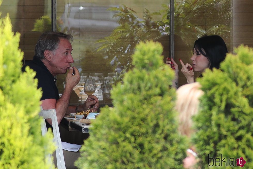 Alejandra Rubio y su padre Alejandro comiendo juntos en la Fase 1 de la desescalada