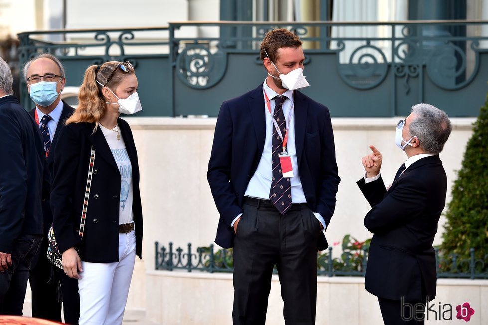 Pierre Casiraghi y Beatrice Borromeo con mascarilla en su reaparición tras el confinamiento