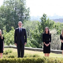 Los Reyes Felipe y Letizia, la Princesa Leonor y la Infanta Sofía en el minuto de silencio por las víctimas del coronavirus