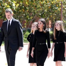 Los Reyes Felipe y Letizia, la Princesa Leonor y la Infanta Sofía durante el minuto de silencio por los fallecidos por coronavirus