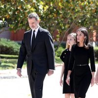 Los Reyes Felipe y Letizia, la Princesa Leonor y la Infanta Sofía durante el minuto de silencio por los fallecidos por coronavirus