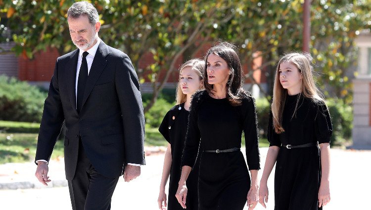 Los Reyes Felipe y Letizia, la Princesa Leonor y la Infanta Sofía durante el minuto de silencio por los fallecidos por coronavirus