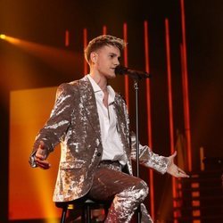 Hugo Cobo cantando 'La leyenda del tiempo' en la gala 11 de 'OT 2020'