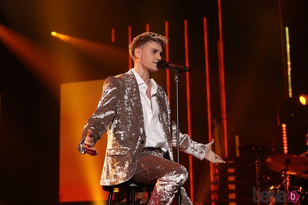 Hugo Cobo cantando 'La leyenda del tiempo' en la gala 11 de 'OT 2020'