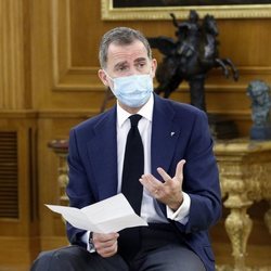 El Rey Felipe hablando con jóvenes talentos en el Palacio de la Zarzuela