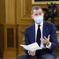 El Rey Felipe hablando con jóvenes talentos en el Palacio de la Zarzuela