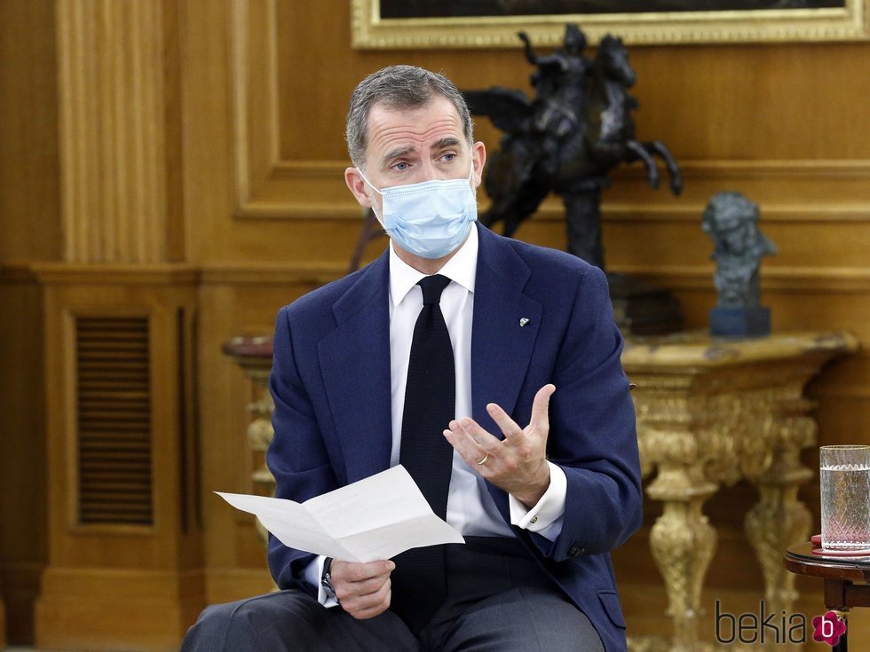 El Rey Felipe hablando con jóvenes talentos en el Palacio de la Zarzuela