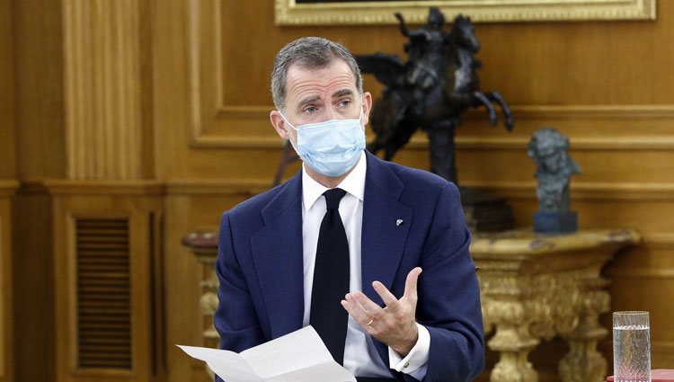 El Rey Felipe hablando con jóvenes talentos en el Palacio de la Zarzuela