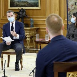 Los Reyes Felipe y Letizia hablando con jóvenes talentos