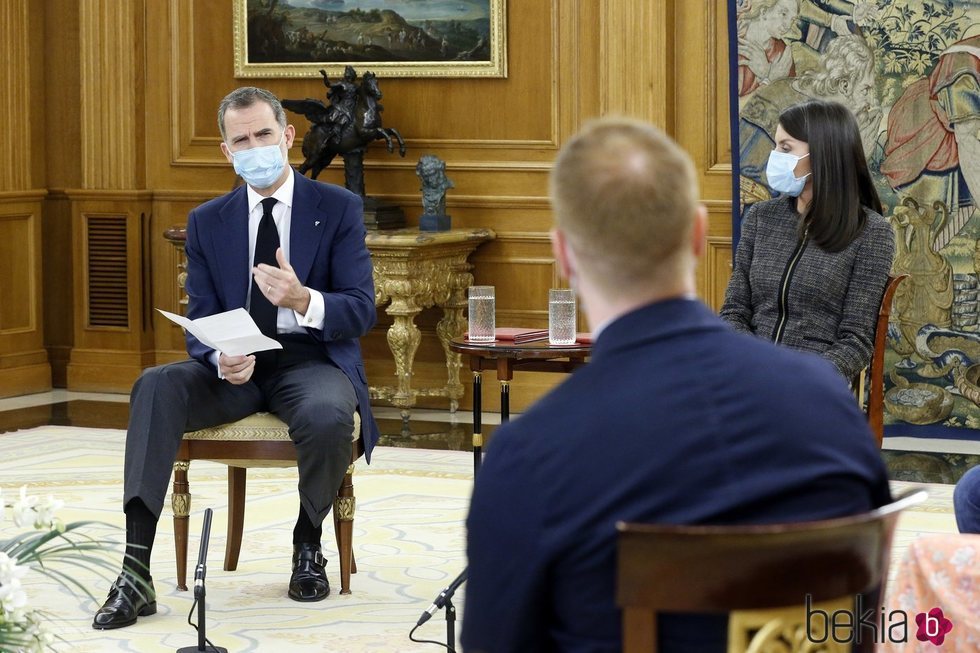 Los Reyes Felipe y Letizia hablando con jóvenes talentos