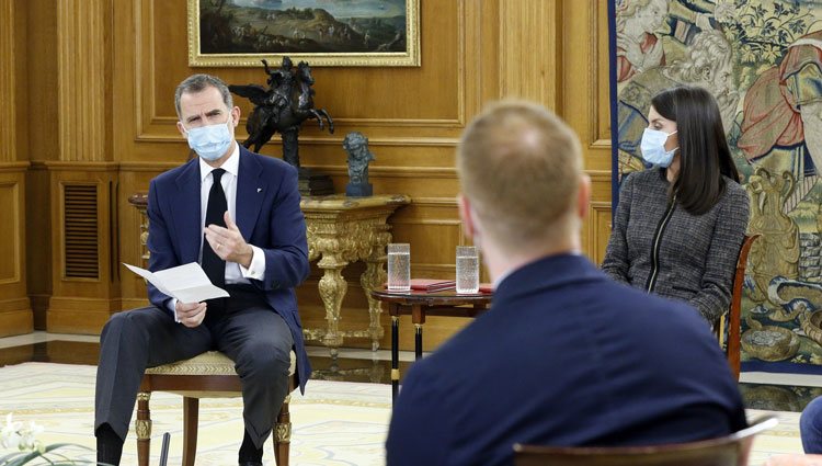 Los Reyes Felipe y Letizia hablando con jóvenes talentos