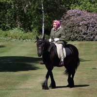 La Reina Isabel montando en caballo en los jardines de Windsor