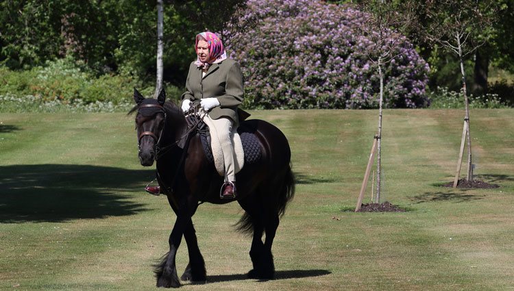 La Reina Isabel montando en caballo en los jardines de Windsor