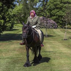 La Reina Isabel vuelve a montar en caballo en los jardines de Windsor