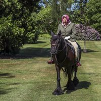 La Reina Isabel vuelve a montar en caballo en los jardines de Windsor