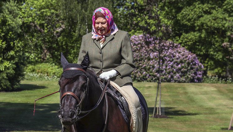 La Reina Isabel vuelve a montar en caballo en los jardines de Windsor