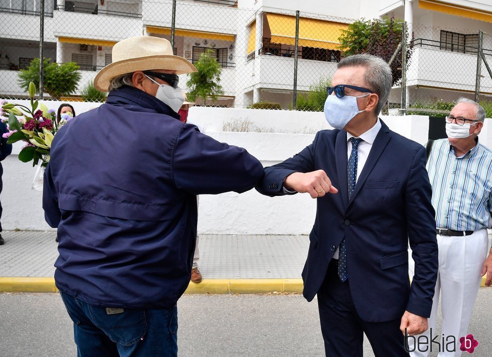 José Ortega Cano y Amador Mohedano saludándose con el codo en el homenaje a Rocío Jurado