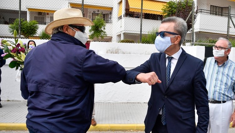 José Ortega Cano y Amador Mohedano saludándose con el codo en el homenaje a Rocío Jurado