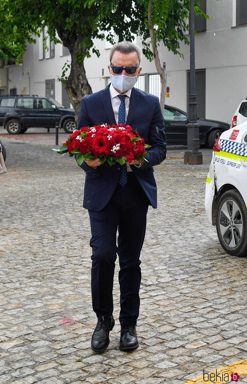 José Ortega Cano llevando flores a la tumba de Rocío Jurado 14 años después de su muerte