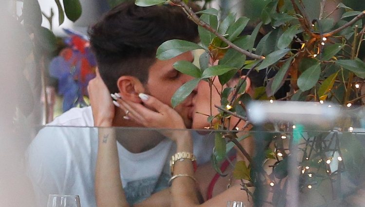 Diego Matamoros y Carla Barber besándose en una terraza de Madrid