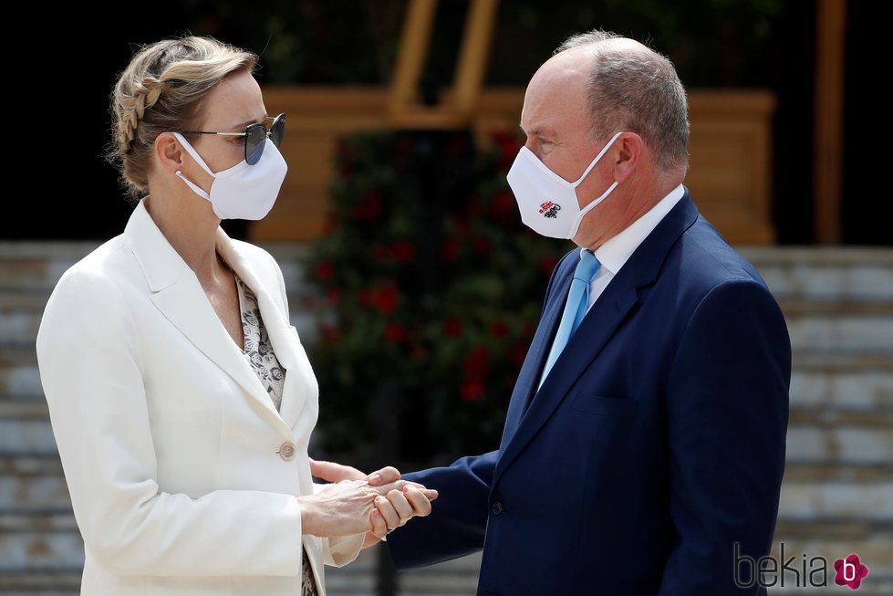 Alberto y Charlene de Mónaco con mascarilla en la inauguración de un casino