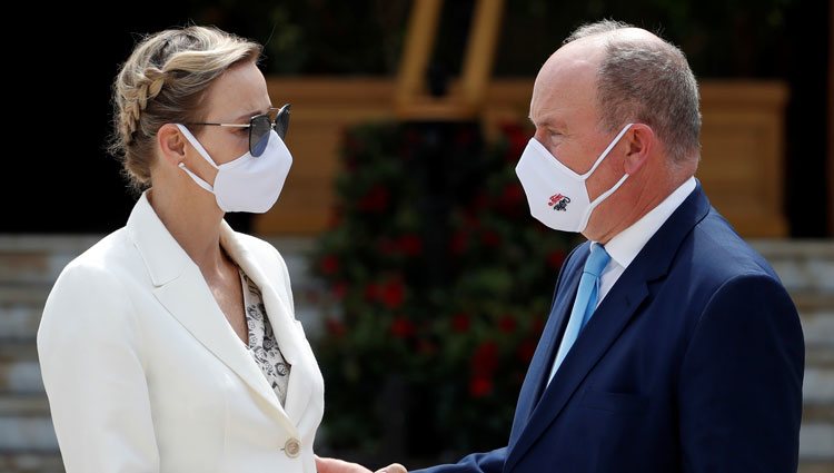 Alberto y Charlene de Mónaco con mascarilla en la inauguración de un casino