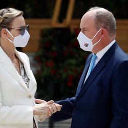 Alberto y Charlene de Mónaco con mascarilla en la inauguración de un casino