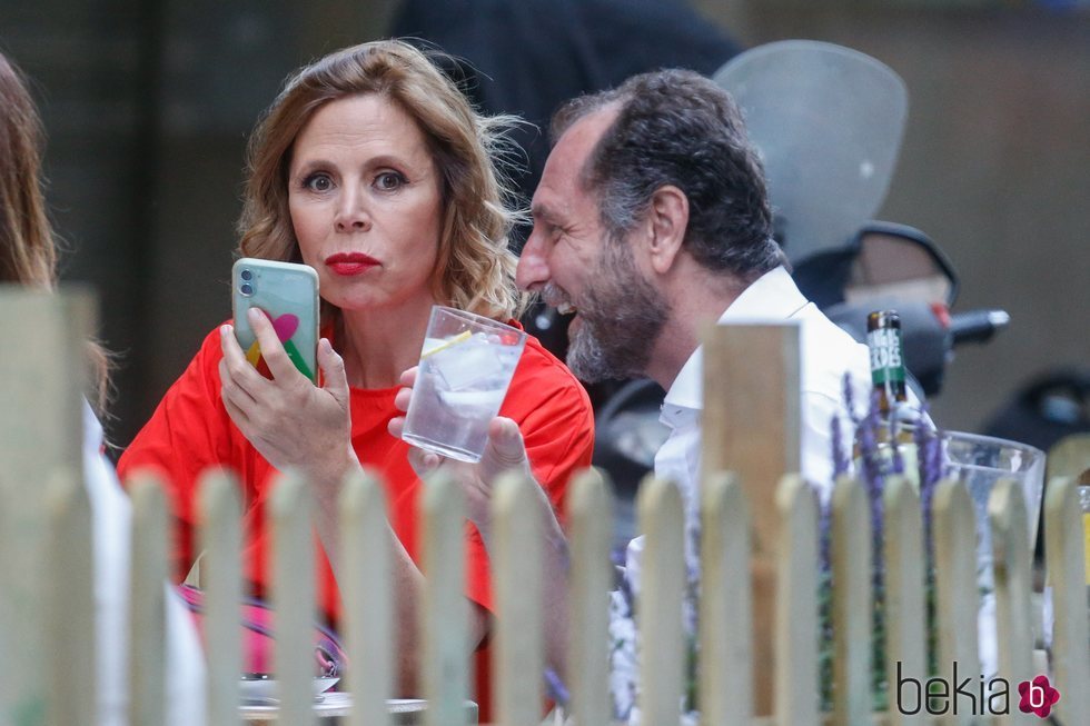 Ágatha Ruiz de la Prada y Luis Gasset tomando algo en una terraza de Madrid