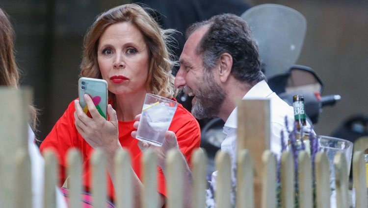 Ágatha Ruiz de la Prada y Luis Gasset tomando algo en una terraza de Madrid