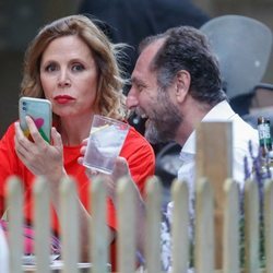 Ágatha Ruiz de la Prada y Luis Gasset tomando algo en una terraza de Madrid