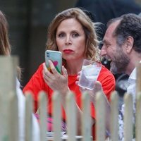 Ágatha Ruiz de la Prada y Luis Gasset tomando algo en una terraza de Madrid