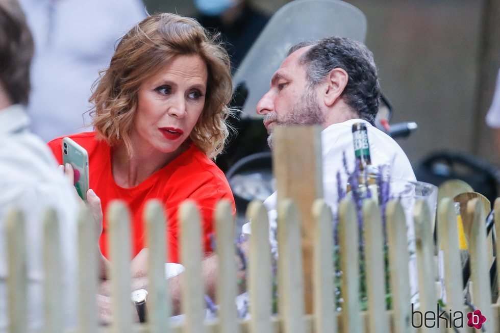 Ágatha Ruiz de la Prada y Luis Gasset, juntos en una terraza de Madrid