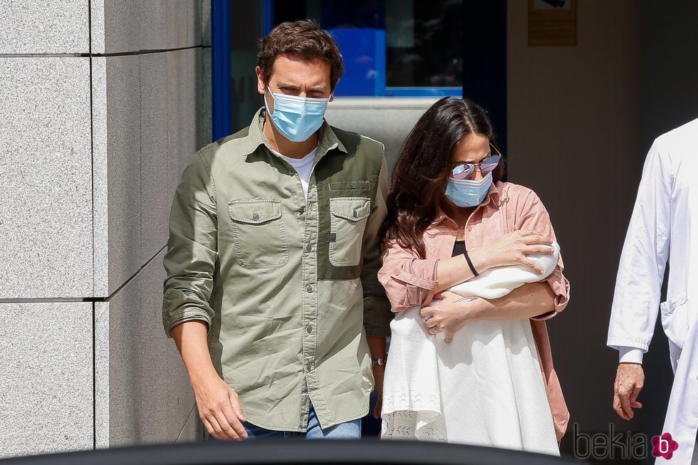 Malú y Albert Rivera a las puertas del hospital con su hija Lucía