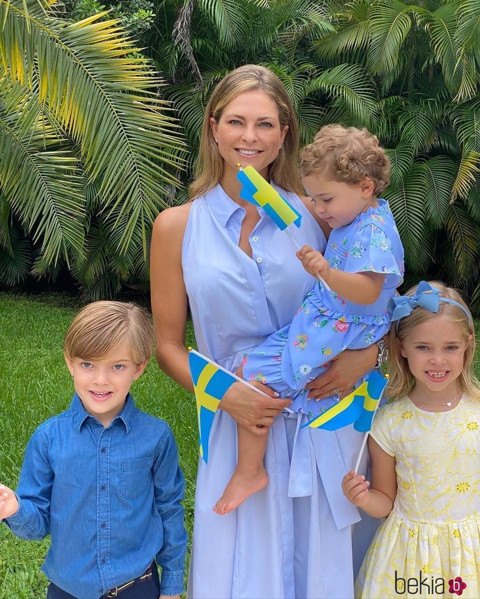 Magdalena de Suecia con sus hijos Leonor, Nicolás y Adrienne de Suecia en el Día Nacional de Suecia 2020