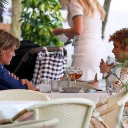 Terelu Campos charlando con Tito Pajares en una terraza