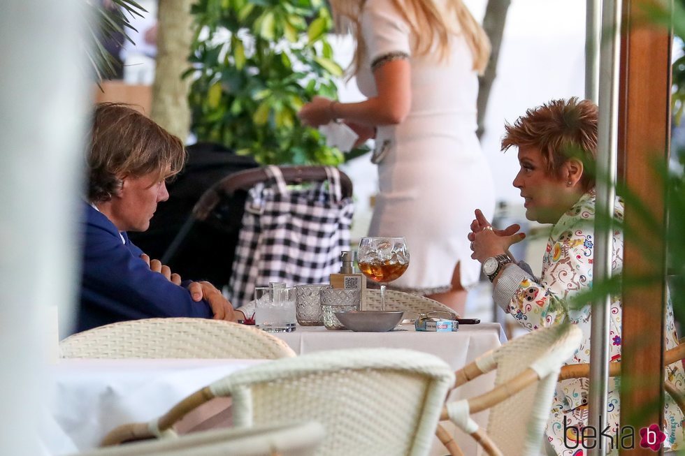 Terelu Campos charlando con Tito Pajares en una terraza