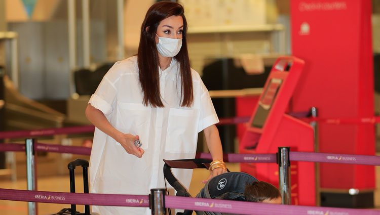 Adara Molinero con su hijo en el aeropuerto de Madrid