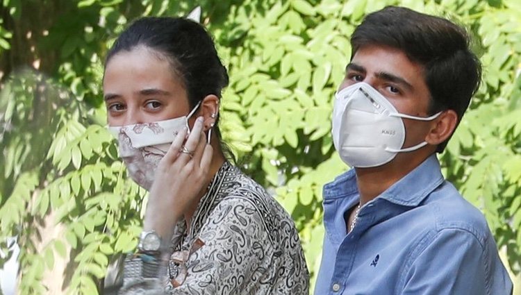 Victoria Federica con mascarilla junto a Juan Urquijo