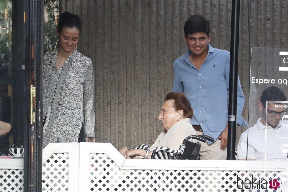 La Infanta Margarita, Victoria Federica y Juan Urquijo en un almuerzo en Madrid