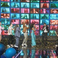 Los 16 concursantes y Roberto Leal de 'OT 2020' actuando durante la gran final