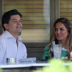 Marta López con un amigo en una terraza