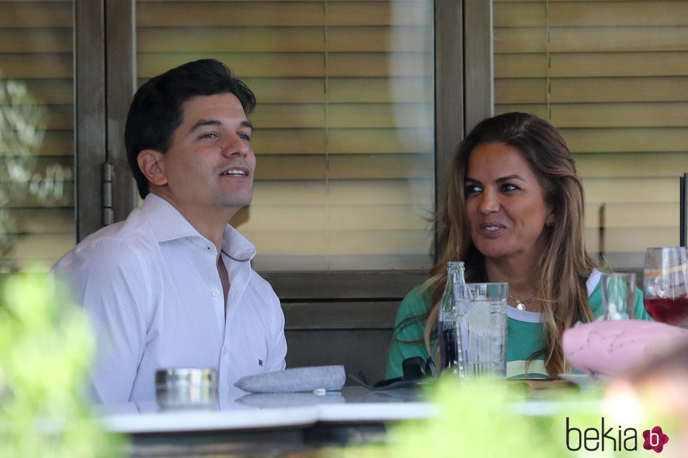 Marta López con un amigo en una terraza