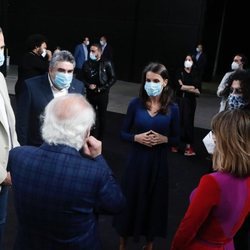 Los Reyes Felipe y Letizia charlando con artistas en Matadero Madrid