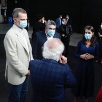 Los Reyes Felipe y Letizia charlando con artistas en Matadero Madrid