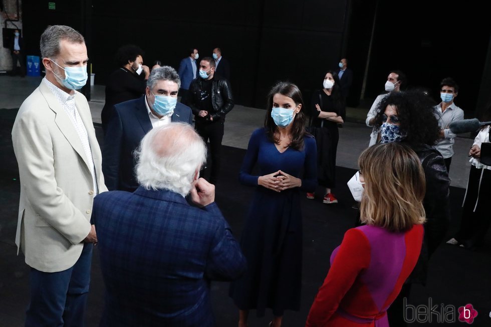 Los Reyes Felipe y Letizia charlando con artistas en Matadero Madrid