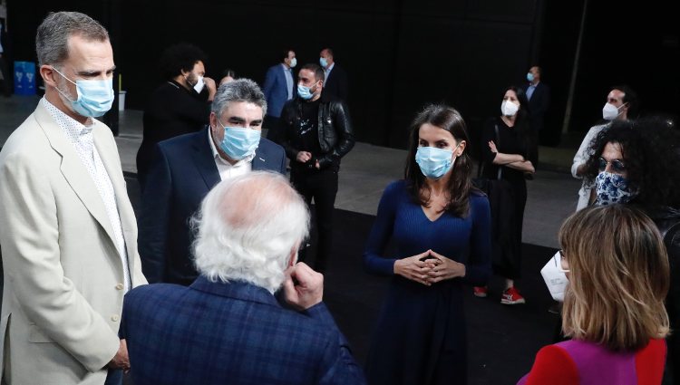 Los Reyes Felipe y Letizia charlando con artistas en Matadero Madrid